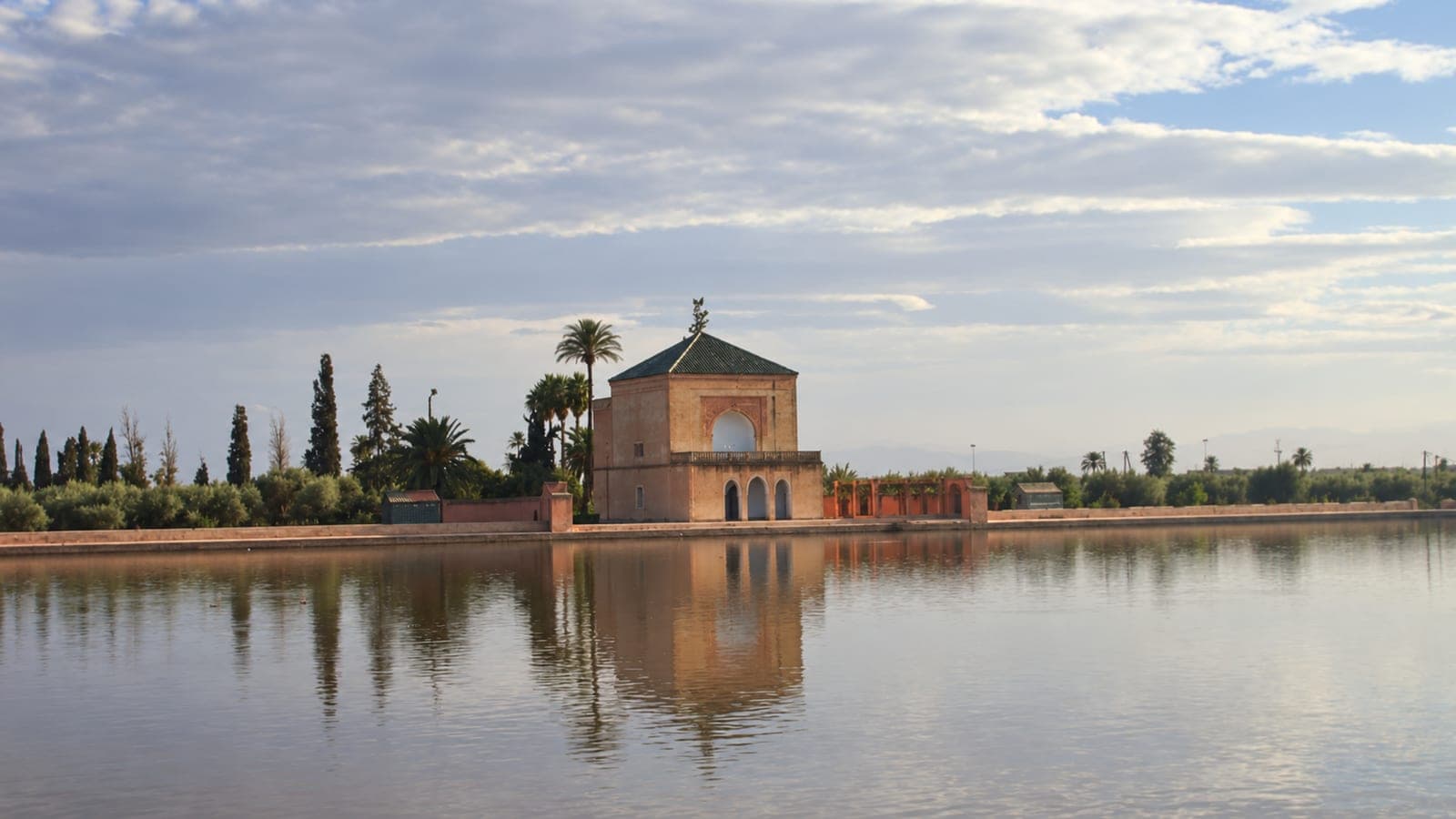 El pabellón de techo verde de la Menara y su reflejo en el estanque de Marrakech