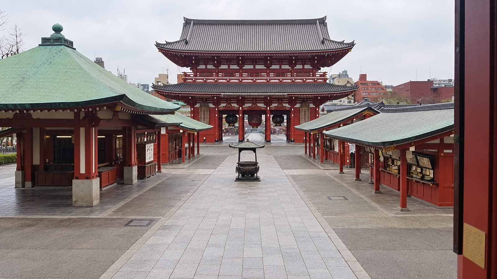 La puerta roja Hozomon y el incensario en el patio de Senso-ji, en Asakusa, Tokio