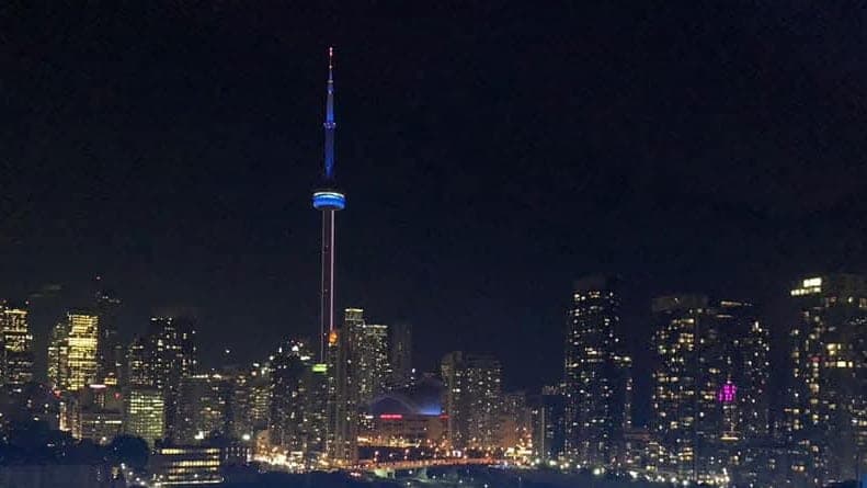 Le centre-ville de Toronto la nuit, avec la tour CN illuminée parmi les tours de bureaux et de condos